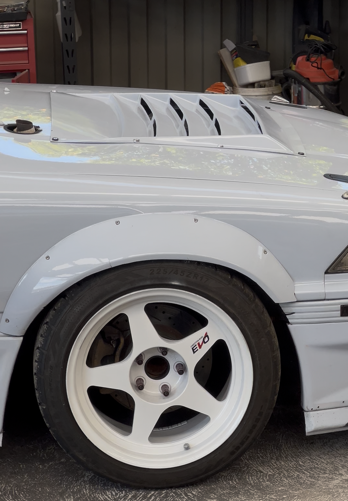 D-Max style bonnet vent